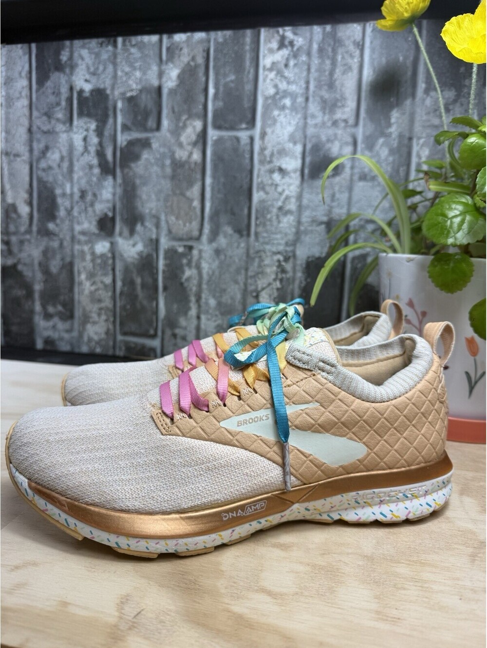 Brooks Ricochet LE Women’s 8.5 B Limited Edition Beige Gold Sprinkle sneakers